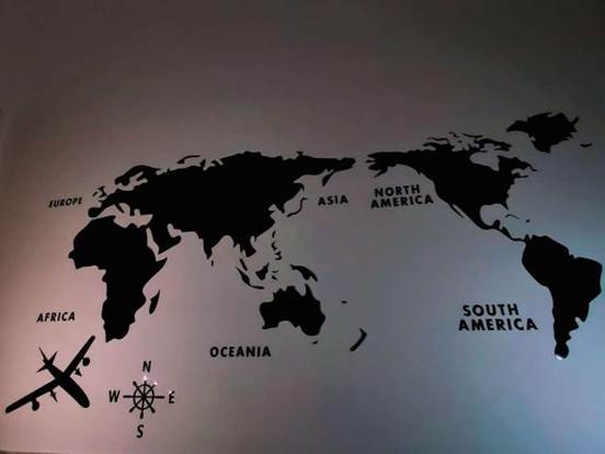 墙上挂着一幅画 AI 生成的内容可能不正确。